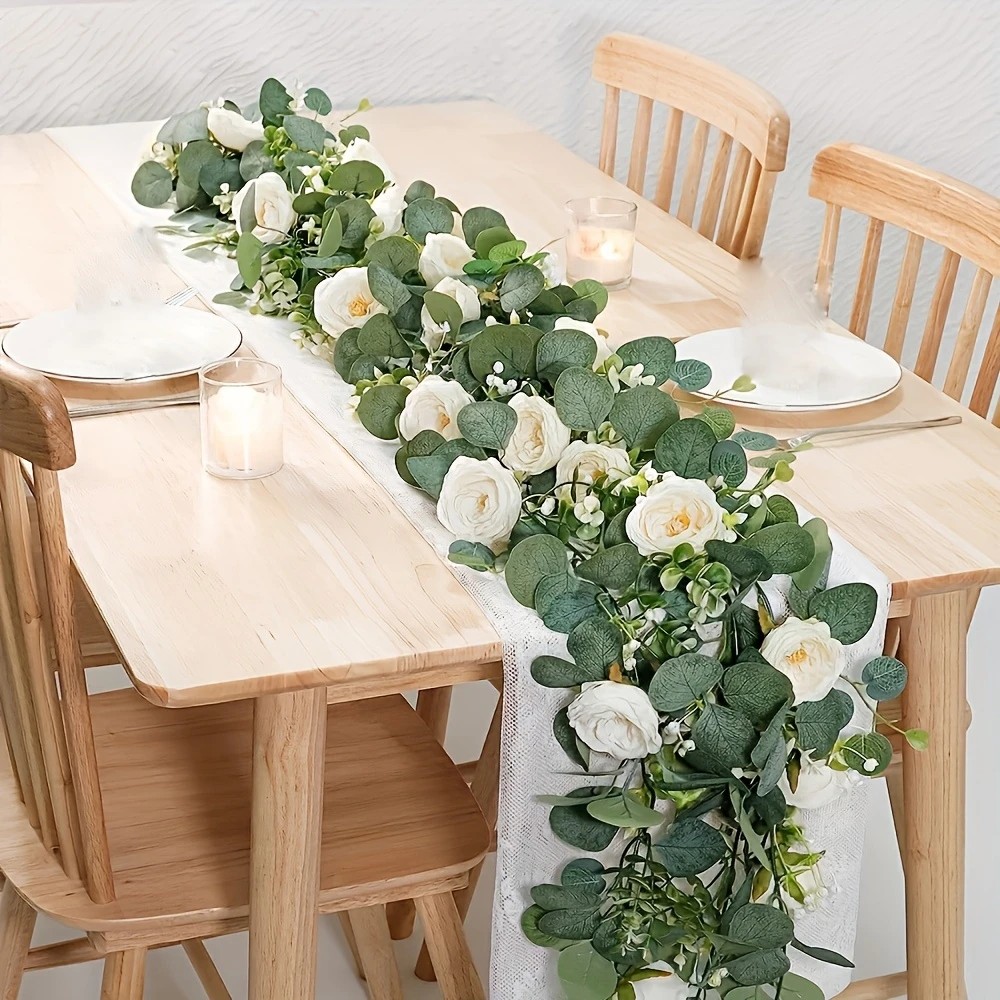 Eucalyptus Preserved - 70インチのユーカリとバラのガーランド - 家庭用装飾、結婚式や婚約式のテーブル装飾に最適なプラスチック製の花飾り。電源は不要で、様々な部屋の雰囲気に合わせやすく、羽根が付いていないので、パーティーテーブルや室内の壁面装飾にも最適です。